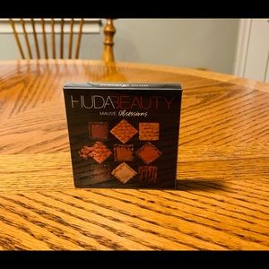 Huda Beauty Mauve Obsessions palette.